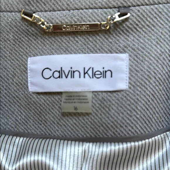 Calvin Klein Gray Blazer with Notched Lapel and Long-Line Silhouette - Picture 2 of 5